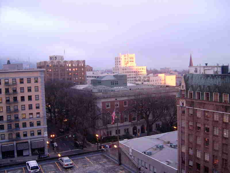 Portland o poranku z okna hotelu Paramount