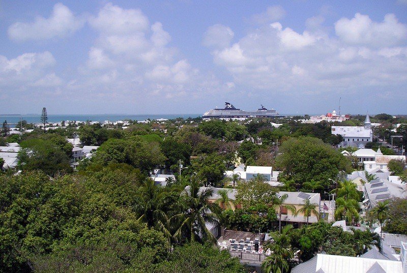 Key West widziany z latarni morskiej z promem Majesty of the