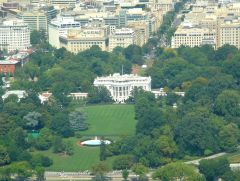 widok na Biały Dom z Washington Monument